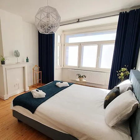 Trendy, Authentieke Woning Met Groot Terras En Tuin 別荘 ブルージュ